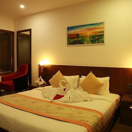 Sky Penta Residency Hotel Iritti Bagian luar foto